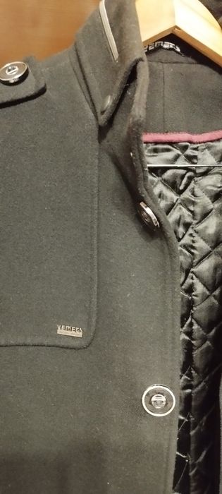 Чоловіче пальто чорного кольору