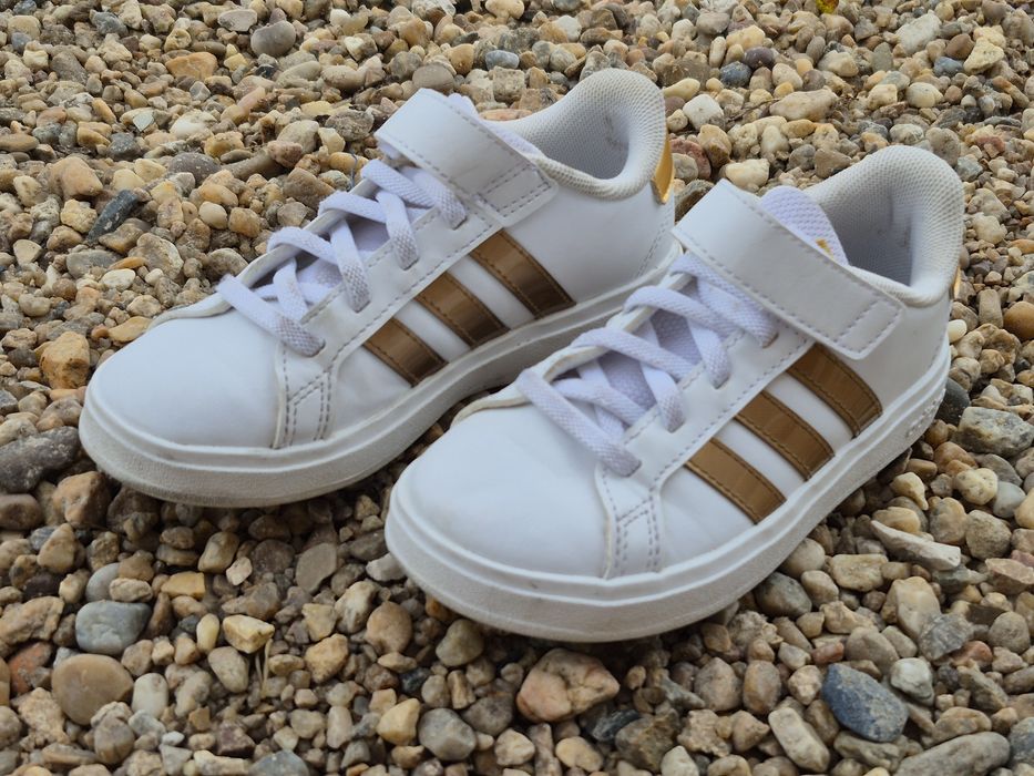 Varios tipos de sapatos para Criança