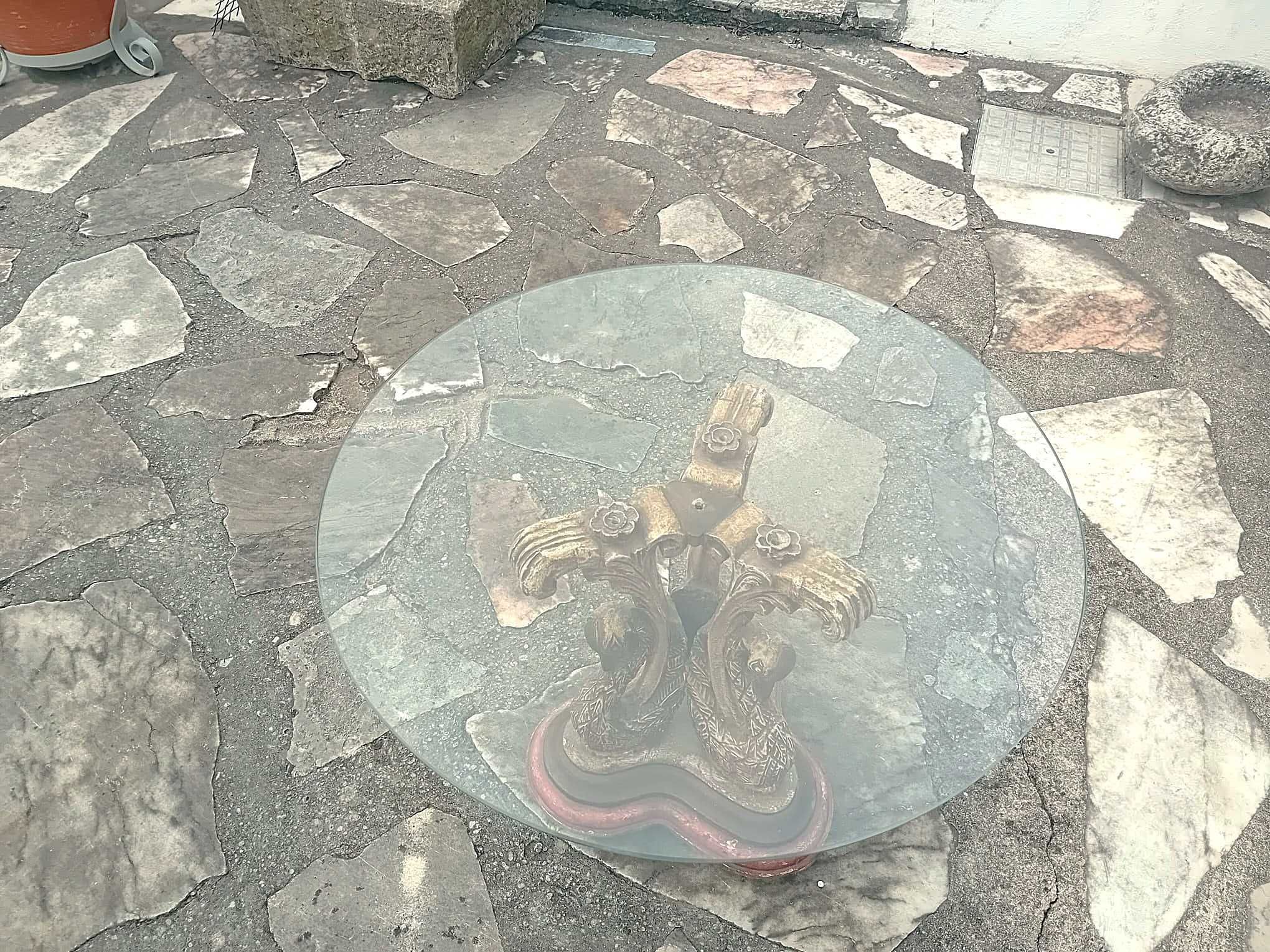 Mesa de vidro com cisnes de madeira
