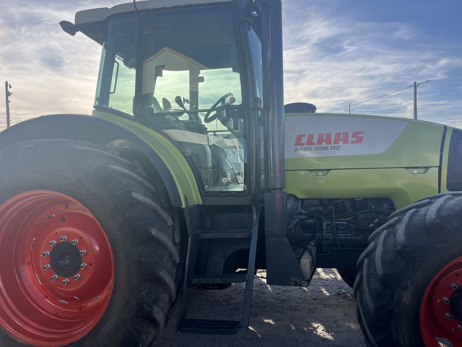 Trator Claas ARES 836 RZ ano 2008, com 7.600 horas de uso.