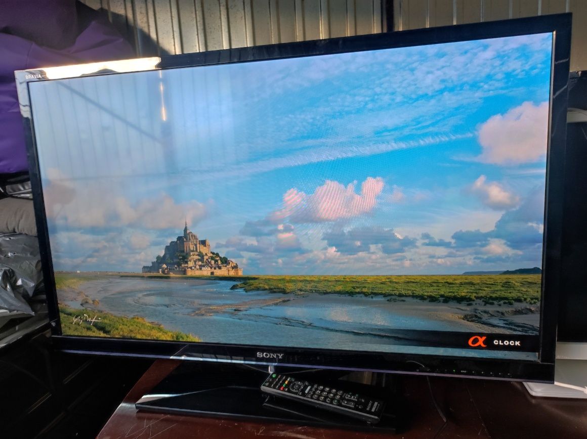 Telewizor marki Sony Bravia 43 cal plus pilot