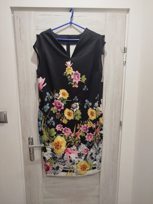 Czarna sukienka w kwiaty