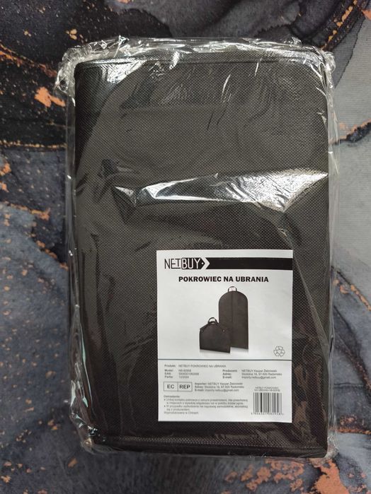 Czarne pokrowce na ubrania płaszcz garnitur podróżny