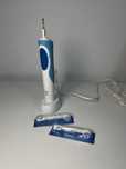 Szczoteczka elektryczna braun oral b z końcówkami i stacją ładowarką