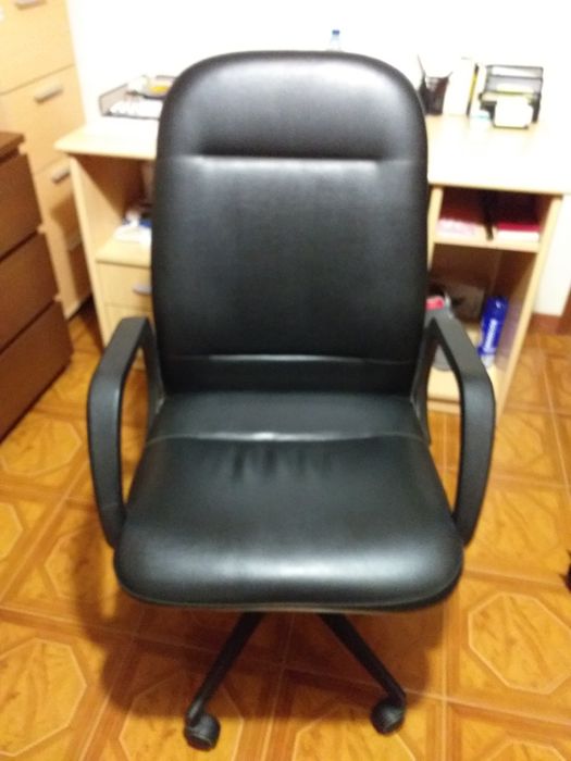 Cadeirão  em couro genuíno