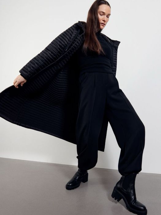 Стьобане чорне пальто