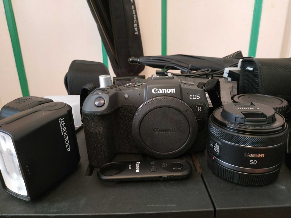 Aparat fotograficzny bezlusterkowy Canon EOS RP, obiektyw, lampa błysk