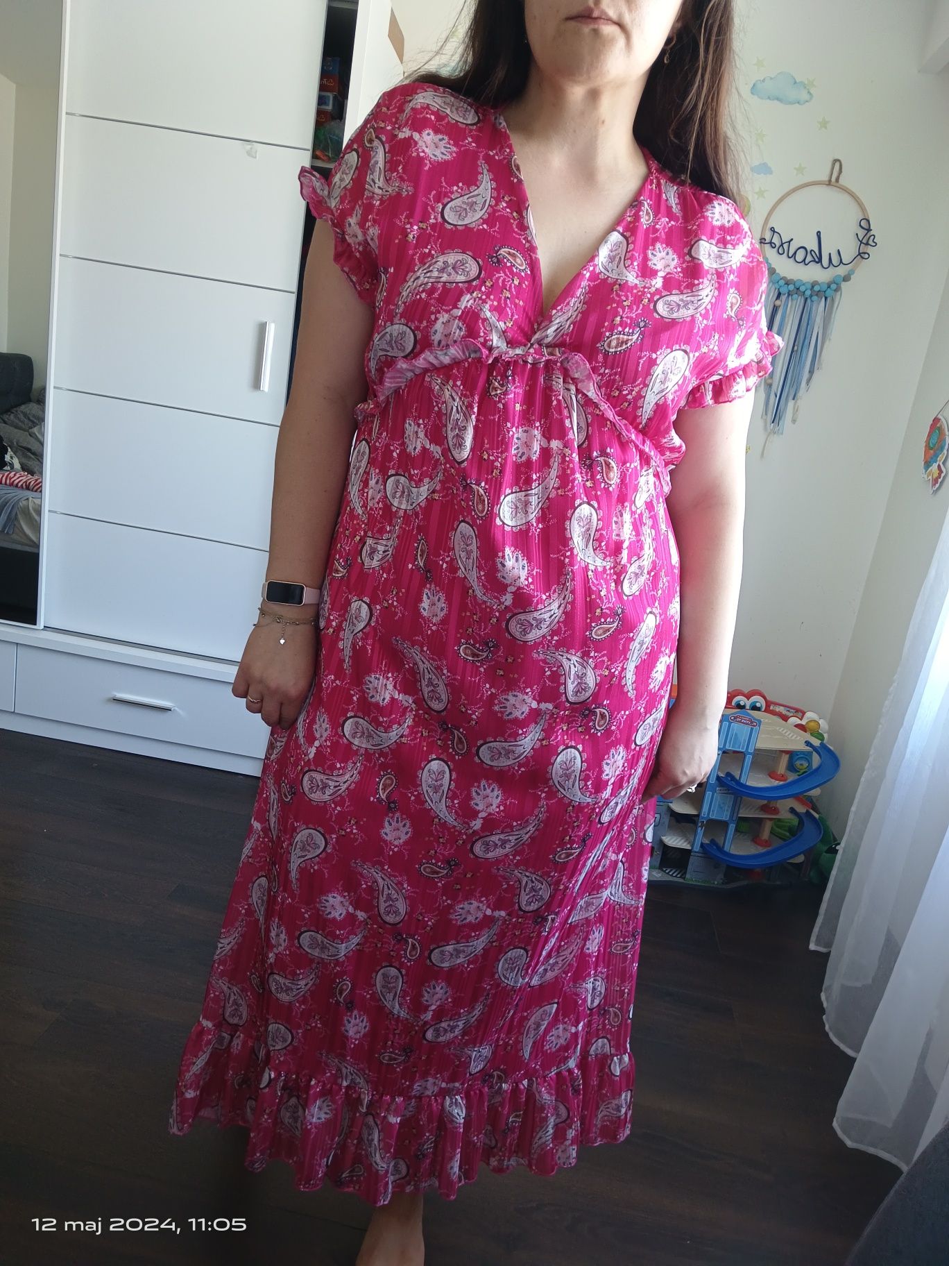 Różowa maxi sukienka długa we wzory