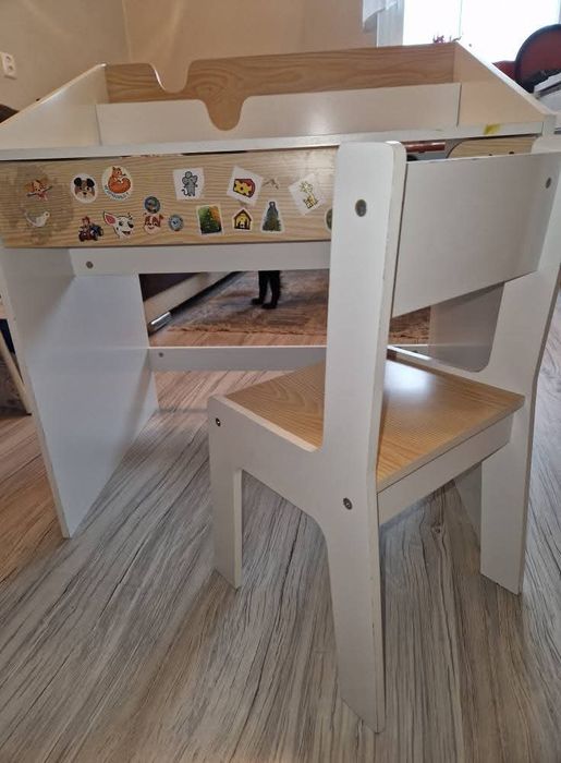 Male biurko z krzeselkiem