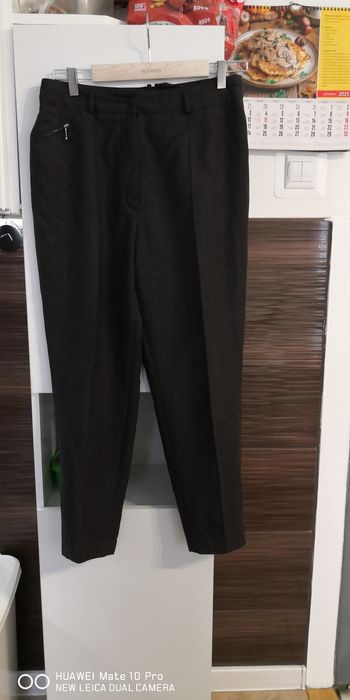 Spodnie ciemny szary.