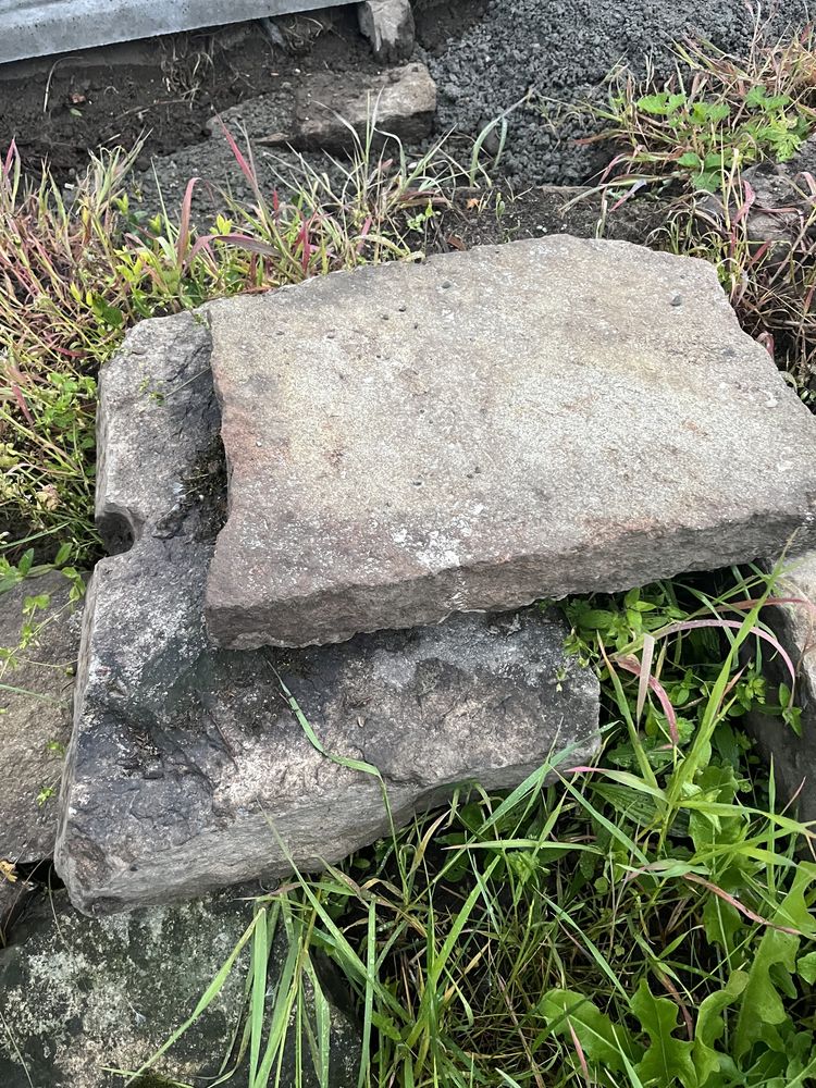 Kamień granitowy z muru