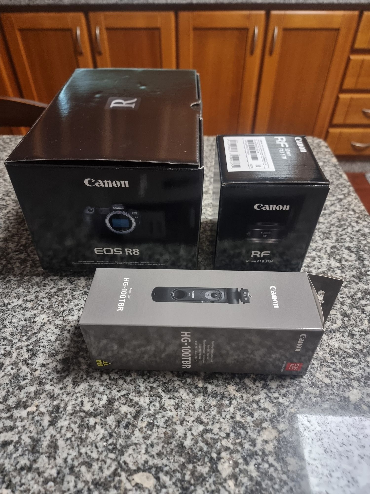 Canon EOS R8 + Lente RF 50mm f1.8 STM + Tripé HG-100TBR