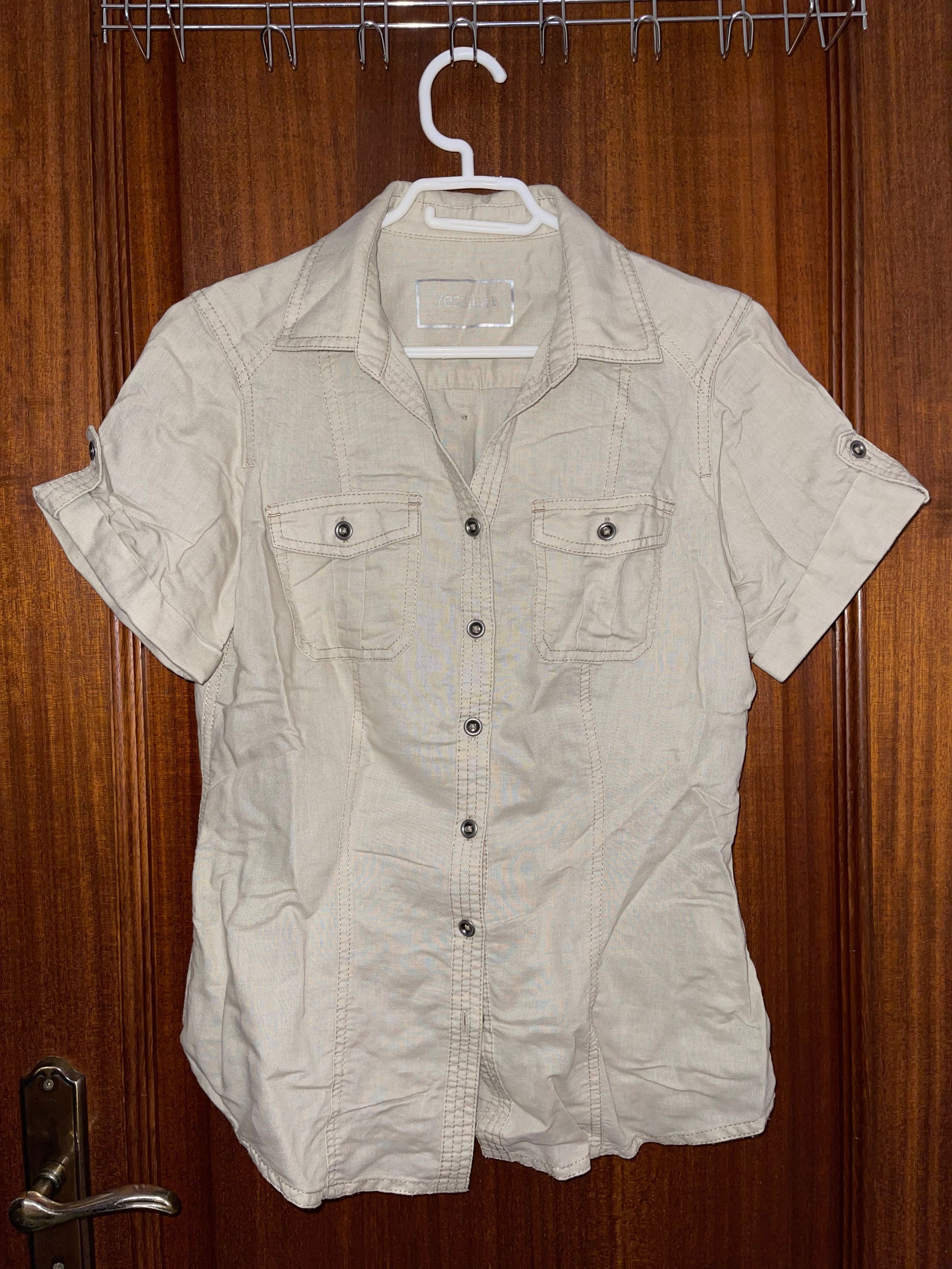 Camisa bege de manga curta com botões da C&A