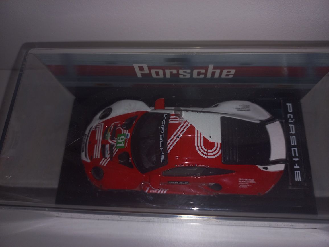 Bburago auto pod kloszem Porsche 911 RSR LM 2020,skala 1:43
