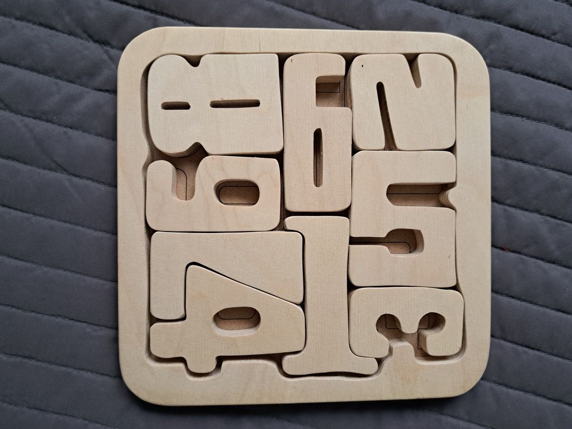 Zestaw zabawek: puzzle ciało człowieka, tablica Alfabet, memory i inne