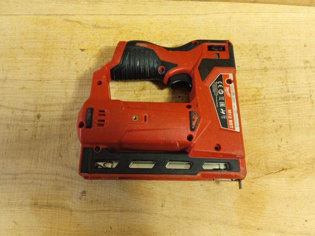 Milwaukee M12 BST zszywacz