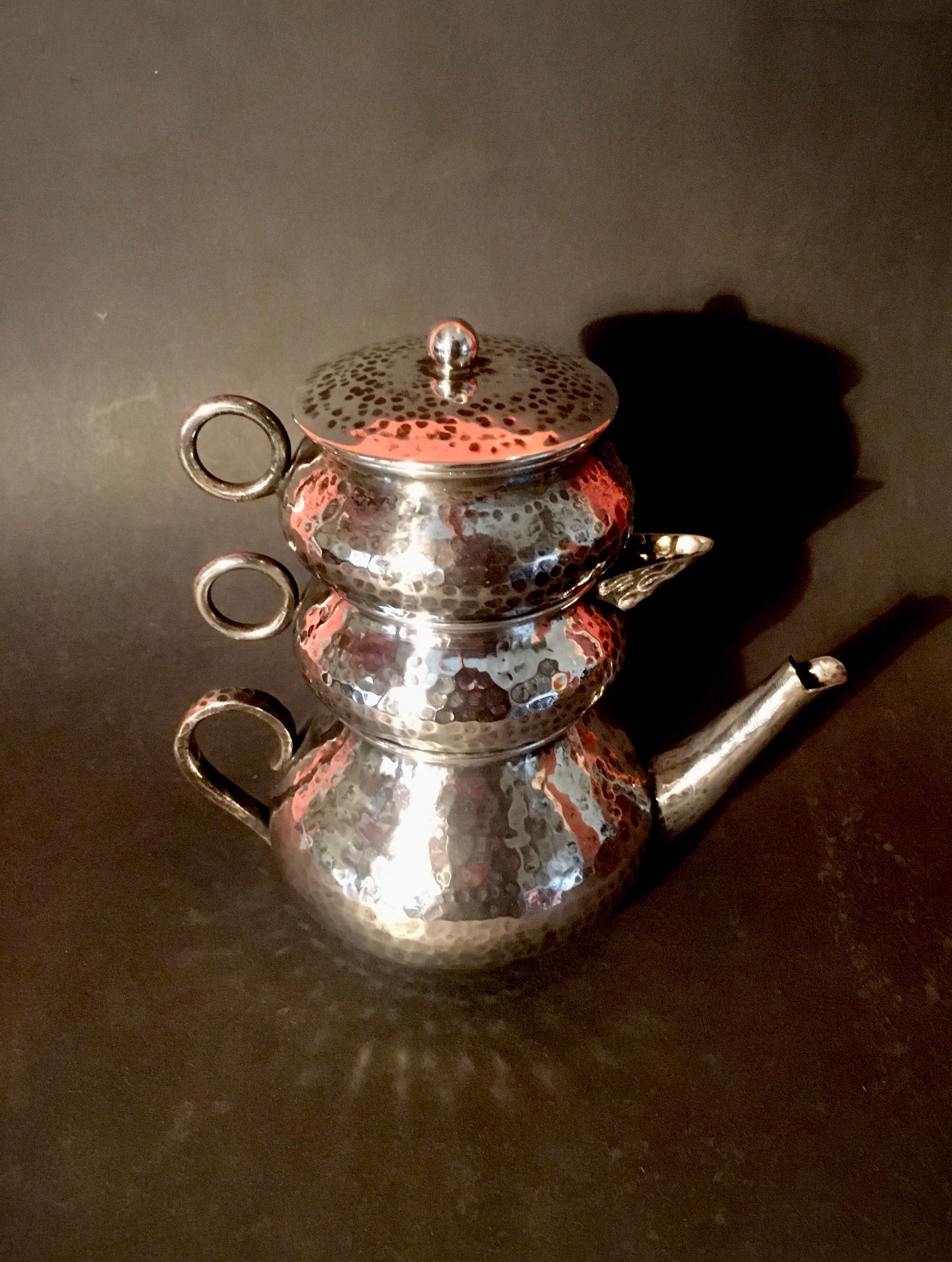 METAL MARTELADO - tricorpo para chá - século XX - altura: 16 cm/s