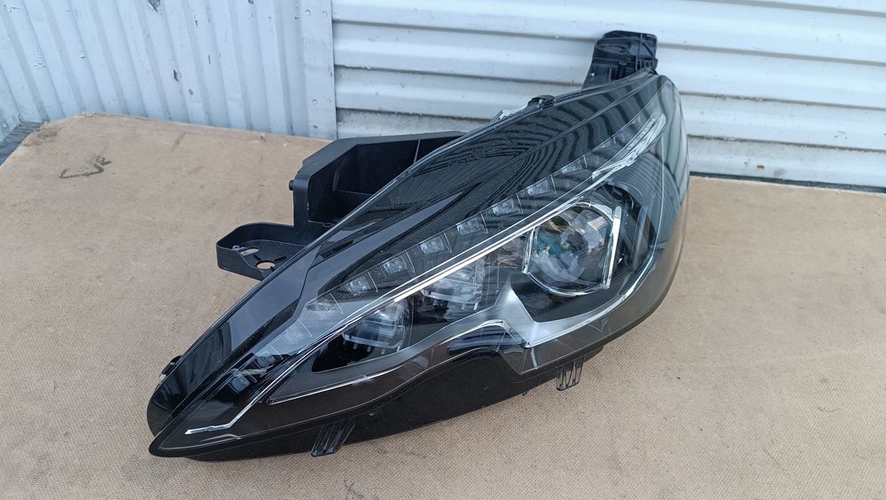 Vendo farol esquerdo de Peugeot 308  full led ano 2017/2021