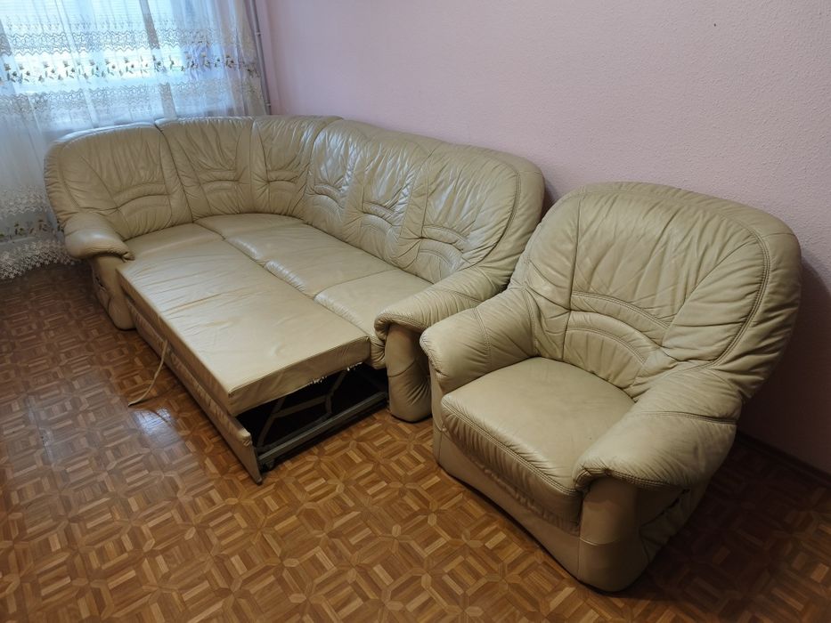Кожаный уголок с креслом