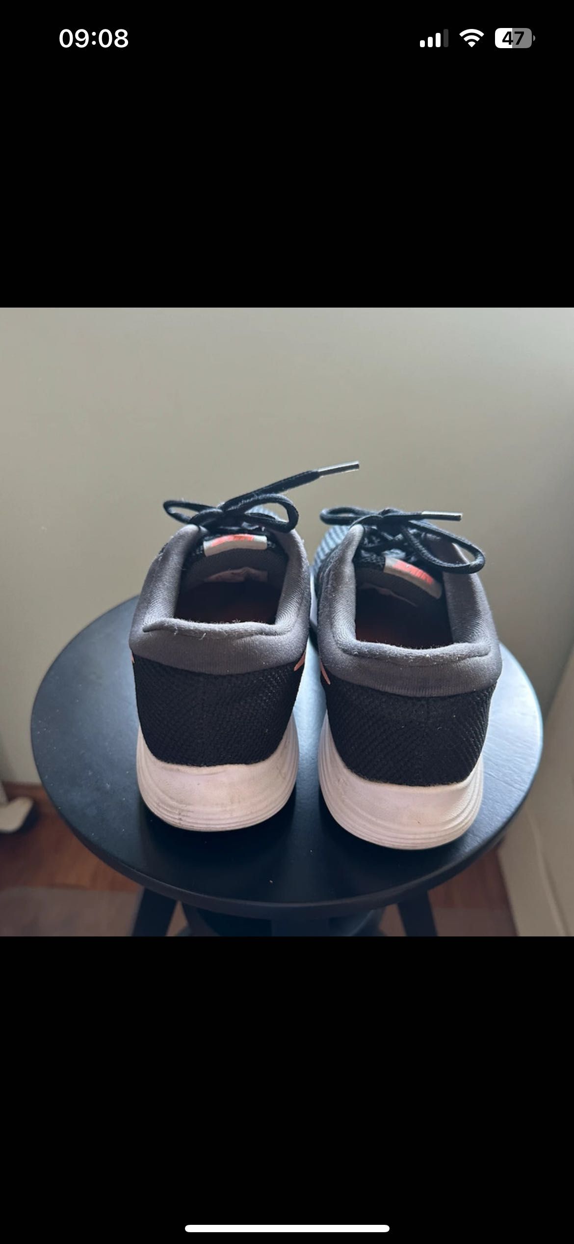 Ténis pretos Nike, com pouco uso, em muito bom estado