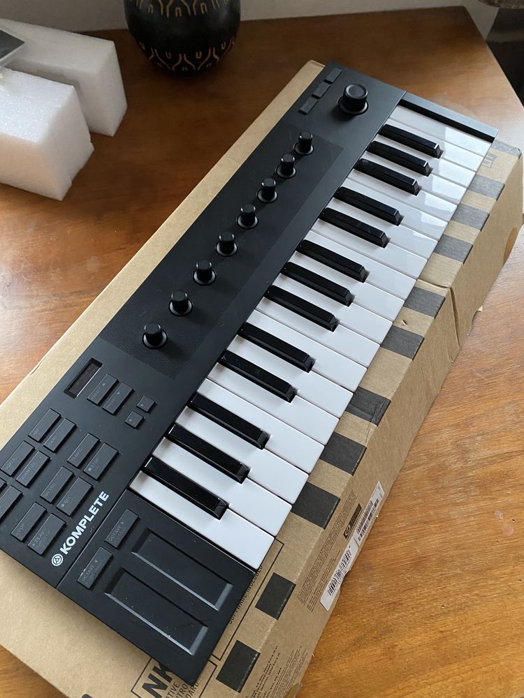 NI Komplete Kontrol M32 klawiatura