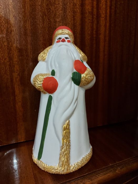 Дед мороз и снегурка под ёлку.