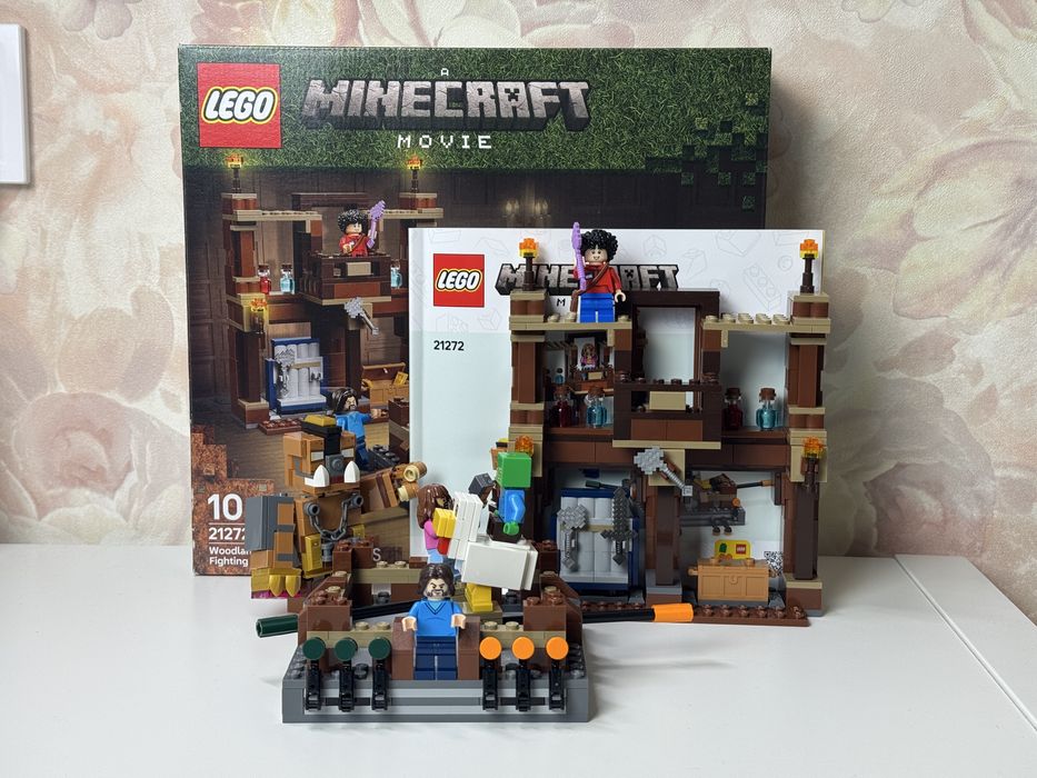 Конструктор LEGO Minecraft Бійцівський ринг у лісовому маєтку (21272)