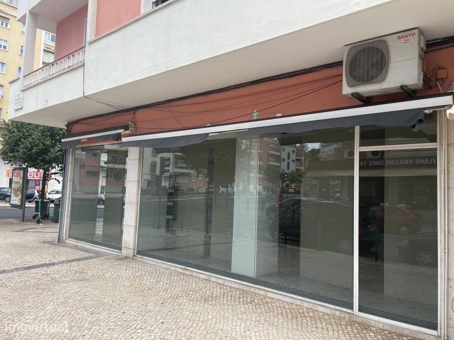 Loja com Montras na Av. de Roma - Lisboa