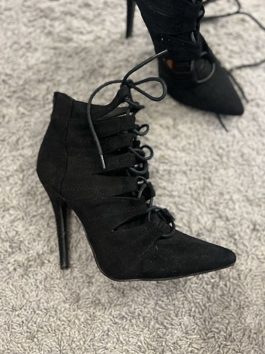 Czarne botki/sandałki na szpilce z wiązaniem – r. 36