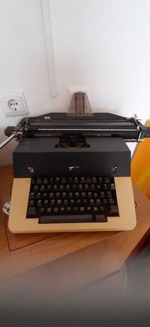Maquina de escrever antiga a funcionar