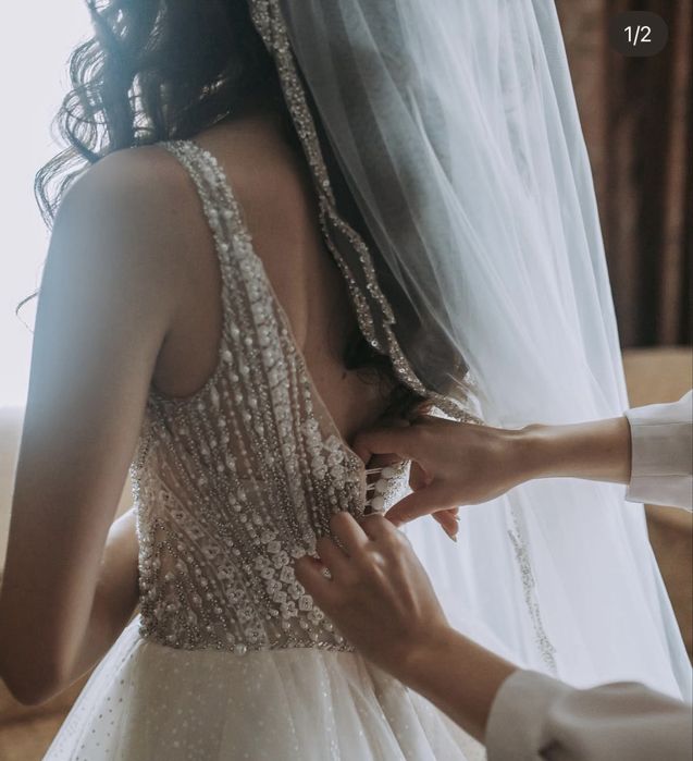 Продам весільну сукню у кольорі айворі