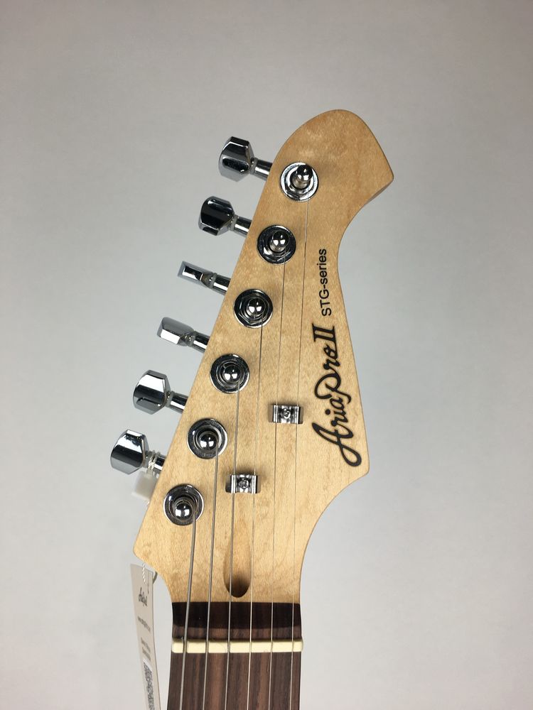 Biała gitara elektryczna typu Stratocaster Aria Pro II stg-004 Hss