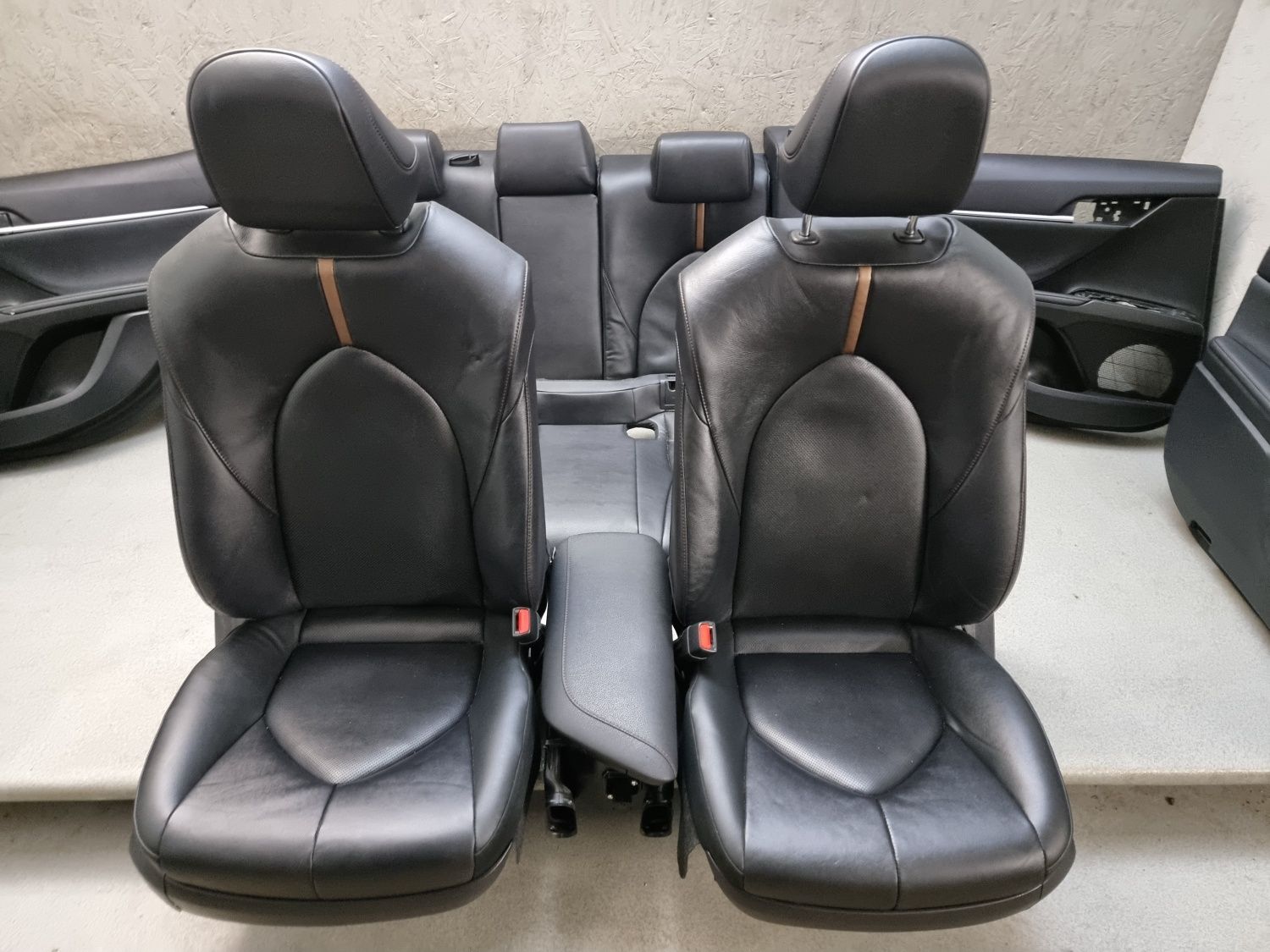Салон шкіра Toyota Camry 70 Hybrid LE XLE SE XSE 2018-2024