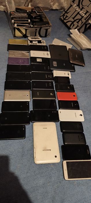 Продам лот телефонов на запчасти