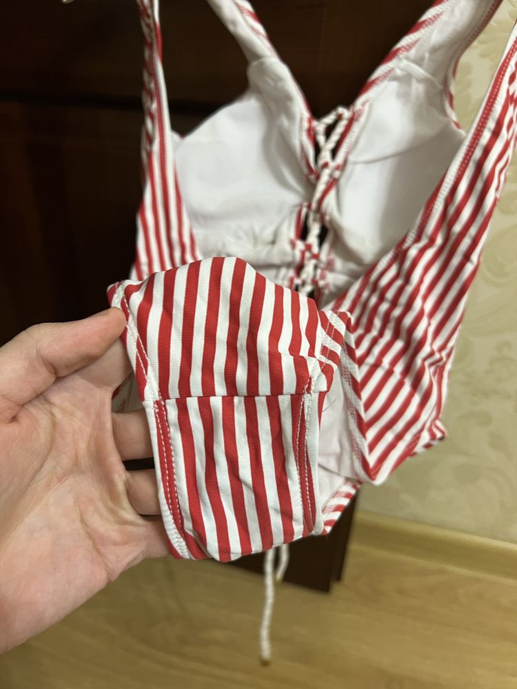 Жіночий купальник у полоску