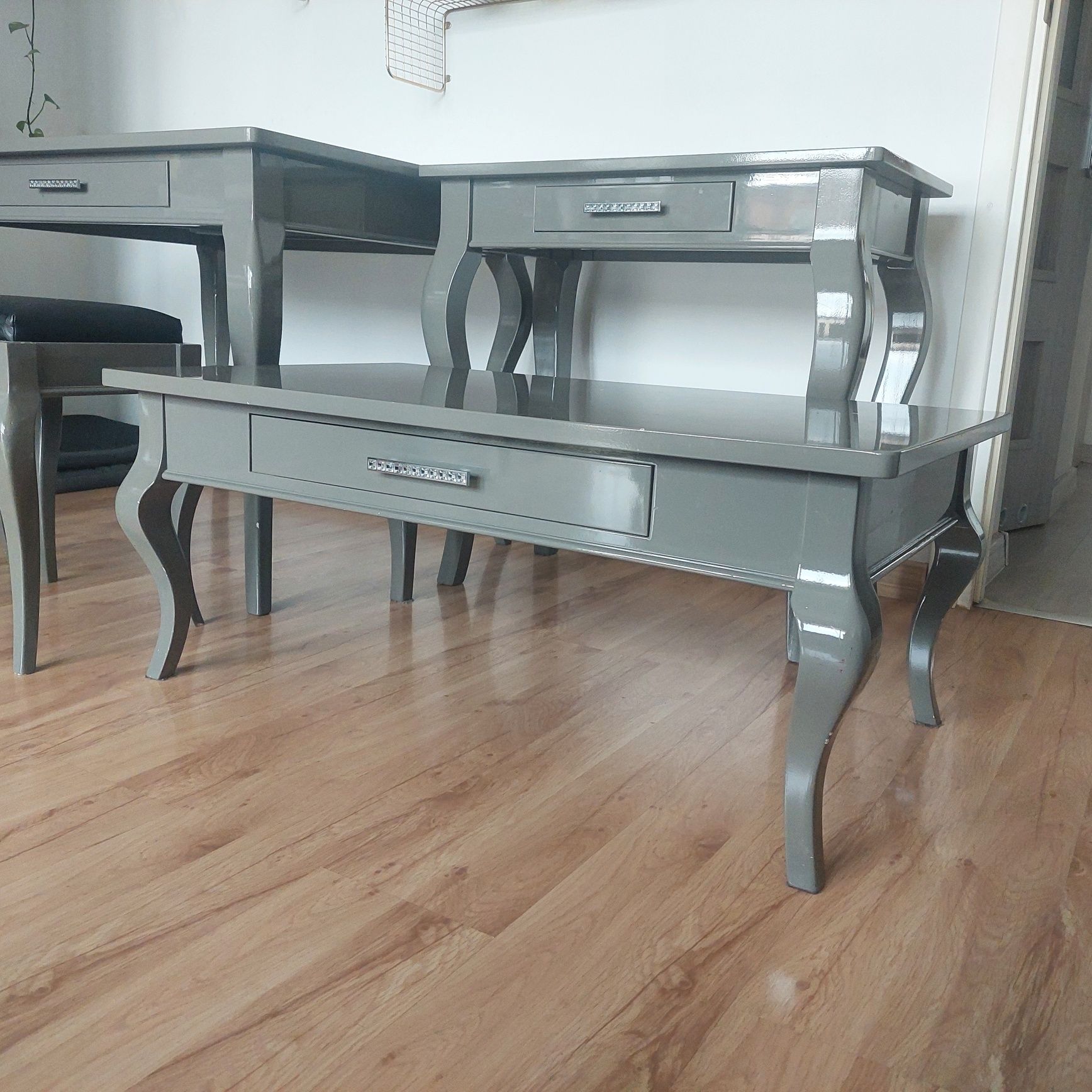 Stoliki i taborety w stylu ludwikowskim / francuskim