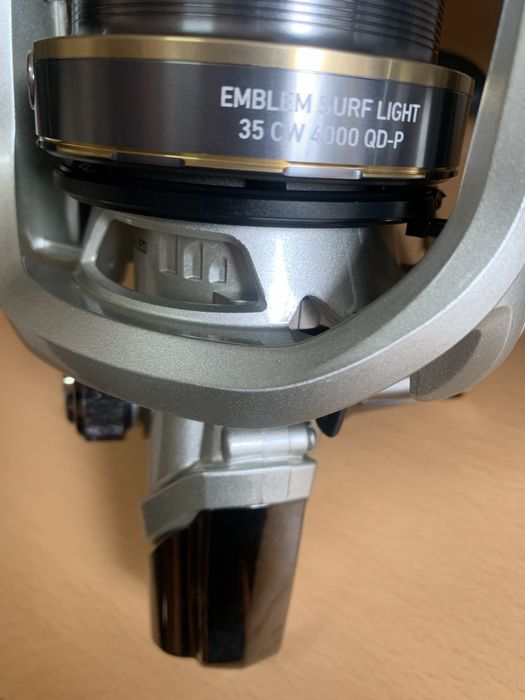 Carreto Daiwa Emblem Surf Light 35CW QD P Novo