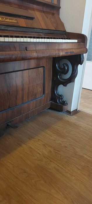 Przedwojenne pianino +stołek