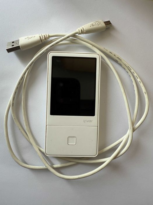 Аудіо плеєр iRiver E100 (4 GB) — MP3/відео-плеєр, FM-радіо, microSD