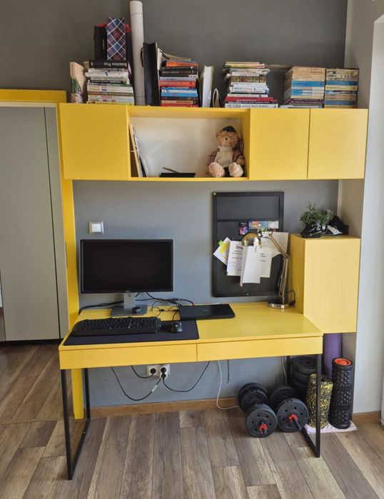 Meble do pokoju młodzieżowego biurko szafki