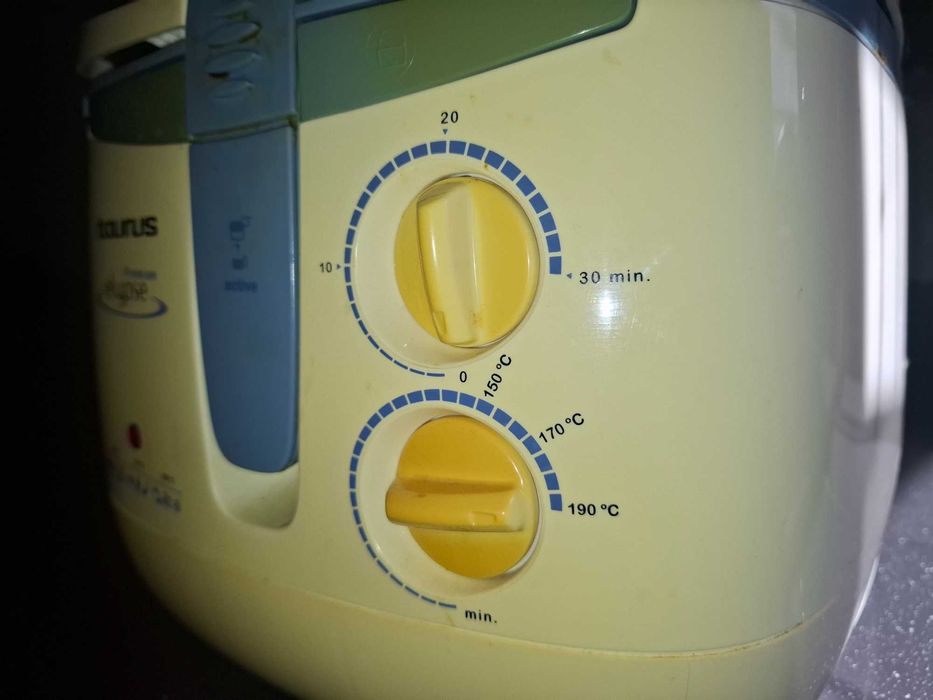 Fritadeira eléctrica TAURUS em óptimo estado