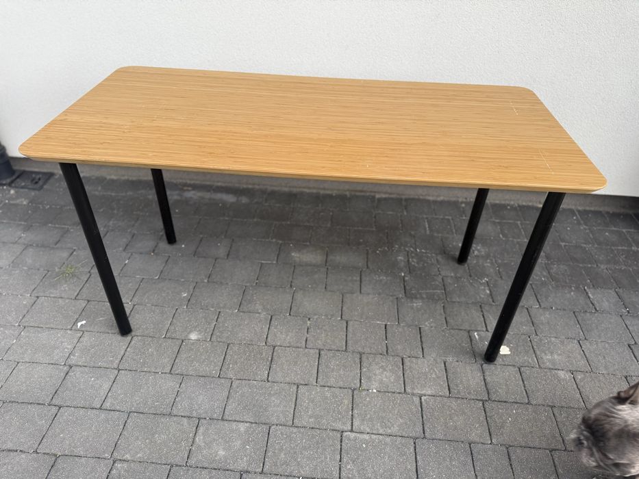 Stół bambusowy z czarnymi nogami