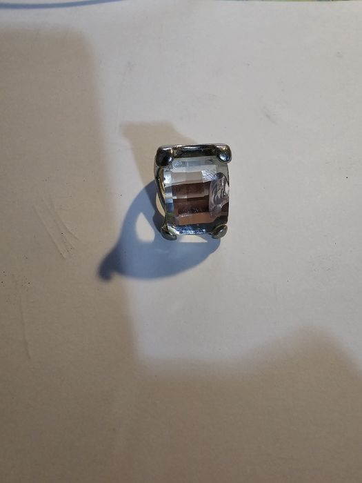 Pierścień z dużym kamieniem
