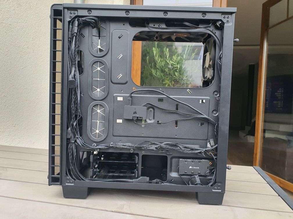 Obudowa gamingowa Corsair RGB z 6 wentylatorami