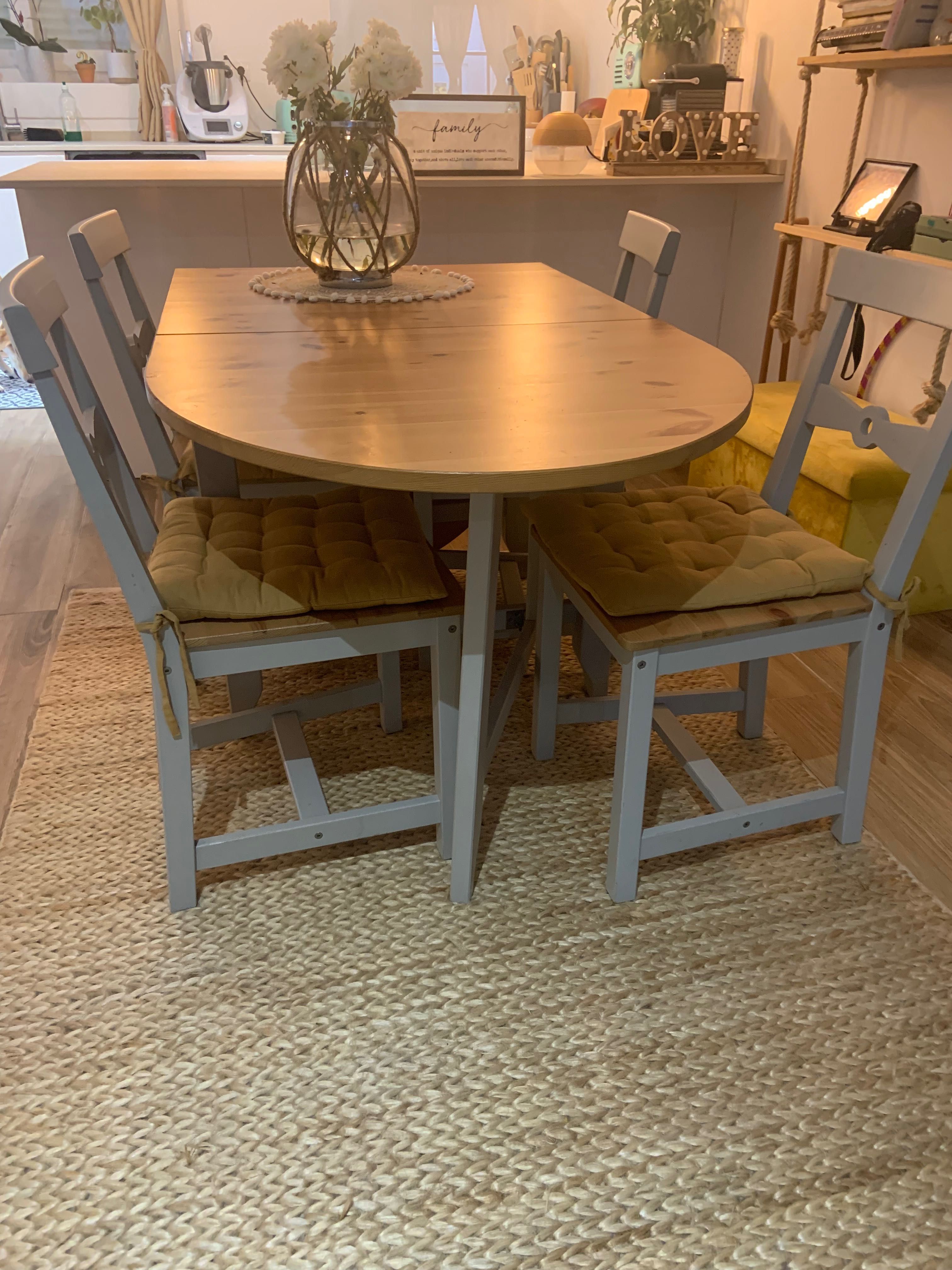 Mesa de jantar extensível e 4 cadeiras