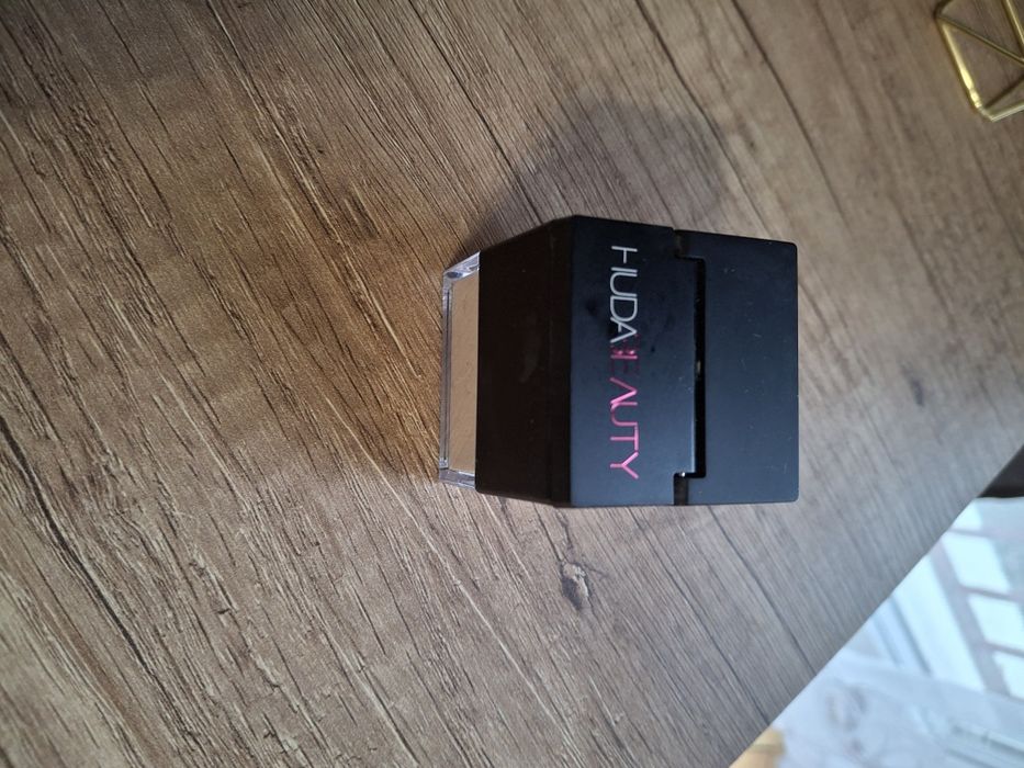 Huda Beauty mini puder do twarzy Pound cake