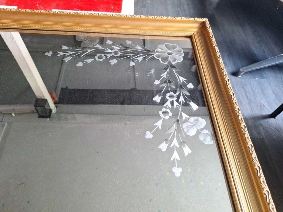 Espelho de parede grande com moldura dourada e padrão de flores