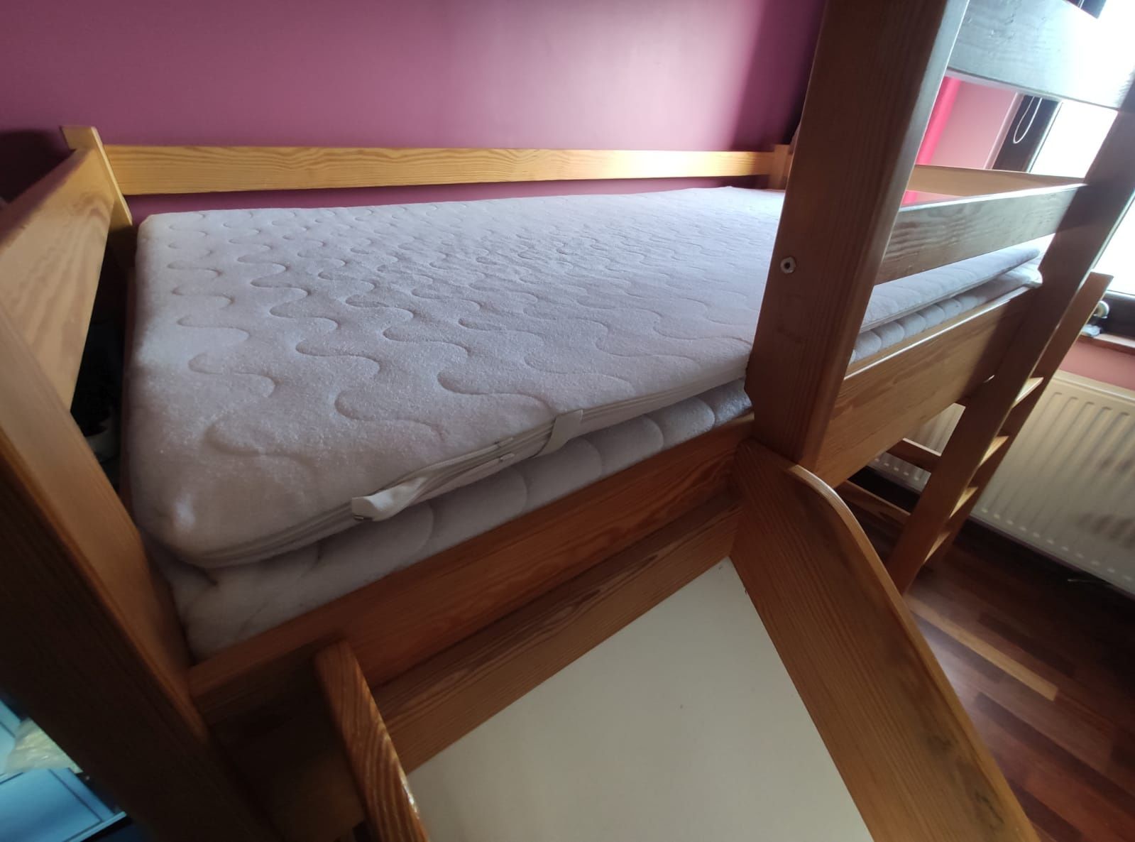 Duze drewniane łóżko piętrowe ze zjeżdżalnią  i materacam