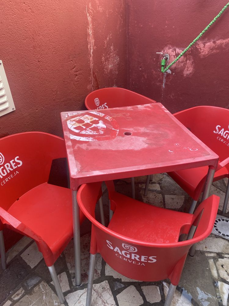 Para sair já. Mesa da sagres com 6 cadeiras