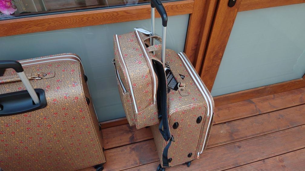 Walizka walizki zestaw walizek plecak Guess Merrick travel mocha